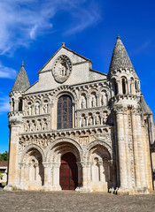 Fototapeta na wymiar Vista de la fachada de la iglesia de Notre Dame la Grande en Poitiers