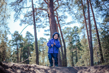 Obraz premium Little boy alone in a spring forest