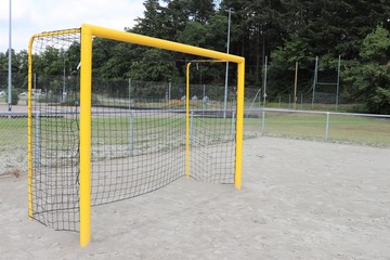 Terrain et cages ou buts de handball jaunes au complexe sportif Jean Fran&ccedil;ois Saunier  - Village de Grenay - D&eacute;partement Is&egrave;re - France