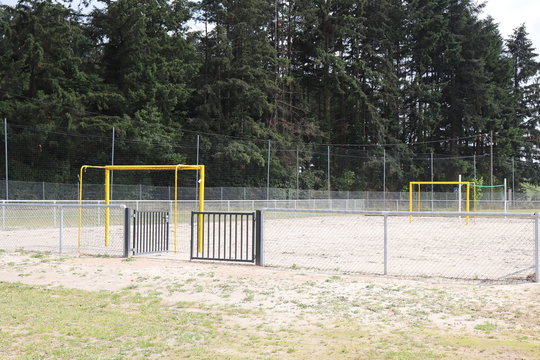 Terrain et cages ou buts de handball jaunes au complexe sportif Jean François Saunier  - Village de Grenay - Département Isère - France