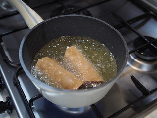 preparazione di cannoli siciliani