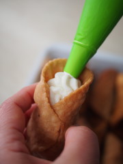 preparazione di cannoli siciliani