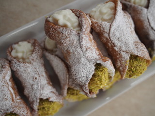 preparazione di cannoli siciliani