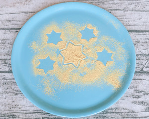 Composition made with stars drawn on a blue plate from curry powder