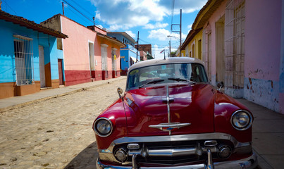 Gepflegter roter Oldtimer in den Straßen von Trinidad, Kuba