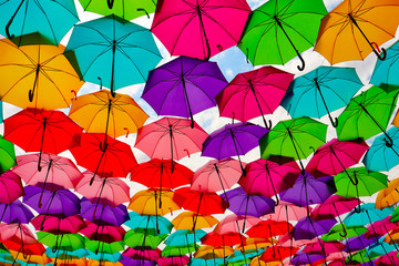 Bunte Regenschirme am Himmel