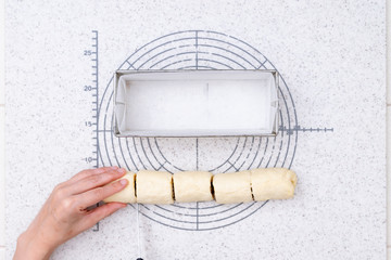 自宅でパン作り　コーヒーロールブレッドを作る工程　4-生地をナイフでカットし、型に並べる