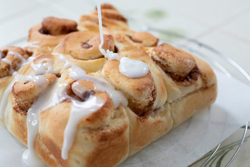 自宅でパン作り　シナモンロールブレッド　アイシングをかけるシーン