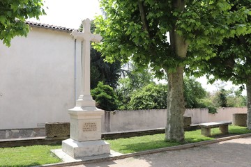 Croix sur la grande place au centre du village de Grenay - Village de Grenay - Département Isère - France