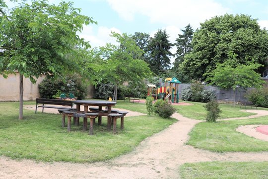 Aire de jeux et square pour enfants - Village de Grenay - Département Isère - France