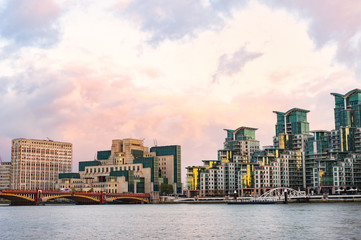 Obraz premium Stunning view of the St George Wharf area illuminated by a beautiful sunset. St George Wharf is a riverside development in Vauxhall, Lambeth, London, England.