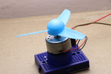 Simple electronic circuit showing dc motor connected to breadboard