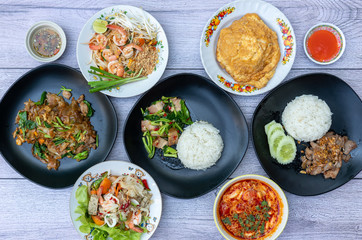 Fototapeta na wymiar Thai food mixed dishes 
