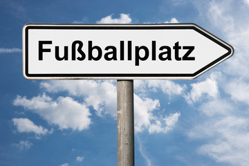 Fototapeta premium Wegweiser Fußballplatz