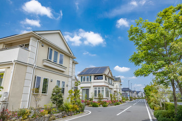 太陽光発電をする住宅街