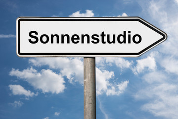 Fototapeta premium Wegweiser Sonnenstudio