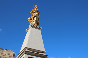 Obraz premium golden statue of madonna in bormla (malta)