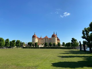 Fototapeta na wymiar Schloss Moritzburg Castle Sachsen Saxony Teich Sommer Sonne Blauer Himmel Blue Sky Culture Weekend 