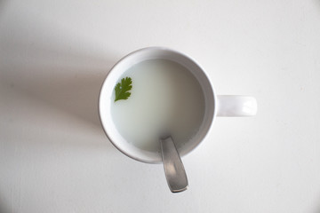 Un desayuno sencillo, taza y leche.