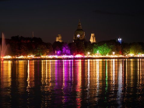 Das neue Rathaus in Hannover beleuchtet von den Lichtern des Maschseefests. Das Maschseefest findet j&auml;hrlich in Hannover, Deutschland im August statt. Farbspiel. 