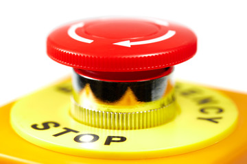 Roter Taster in einem gelben Gehäuse mit der Aufschrift EMERGENCY STOP.