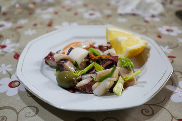 Spaghetti alle vongole ed insalata di mare