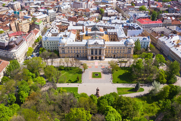 Fototapeta premium Widok z lotu ptaka na Lwowski Uniwersytet Narodowy im. Iwana Franki z drona