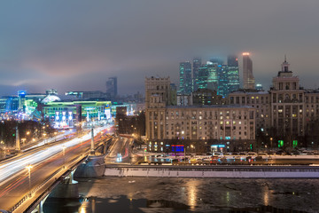Obraz premium MOSCOW, RUSSIA - 4 JANUARY 2017: Night view to Borodinsky Bridge over the Moskva river, Evropeisky shopping mall and Moscow City international business center on background