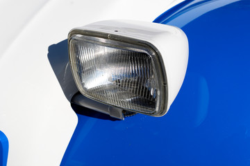 faro automovil bicolor azul y blanco
