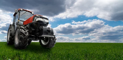 Fototapeten Traktor Roter Traktor auf einem landwirtschaftlichen Feld  © scharfsinn86