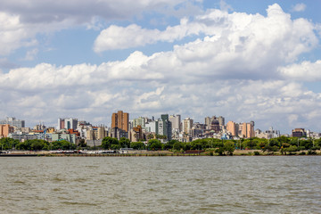 Obraz premium Guaiba shore with trees and buildings