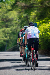 Fototapeta premium 夏の公園で自転車を乗っている人々