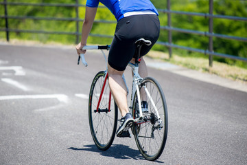 Fototapeta na wymiar 夏の公園で自転車を乗っている人