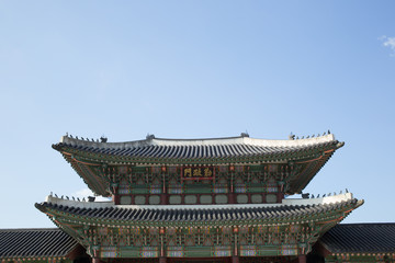 Obraz premium It is a historic building in Korea. The meaning of the written article is Geunjeongmun. This door goes through before going to Geunjeongjeon.