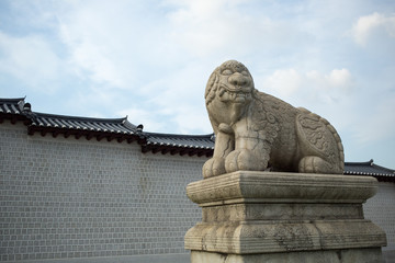 Obraz premium statue, lion, sculpture, stone, ancient, sky, art, architecture, old, asia, blue, white, culture, history, tourism, travel, animal, asian, building, famous, historic, korea, korean, landmark, oriental