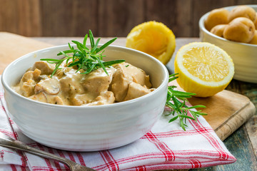 Chicken in creamy lemon and rosemary sauce