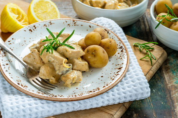 Chicken in creamy lemon and rosemary sauce