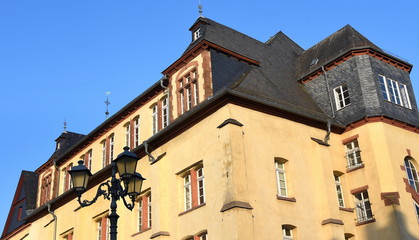 Fassade der ehemaligen Franziskanerkirche vor strahlend blauem Himmel