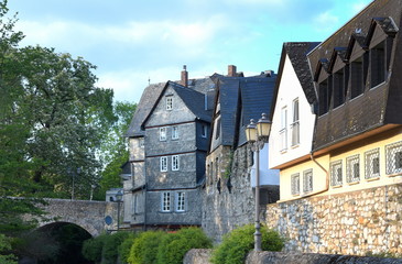 Fototapeta na wymiar Häuserzeile mit der Alten Brauerei am Mühlgraben von Wetzlar
