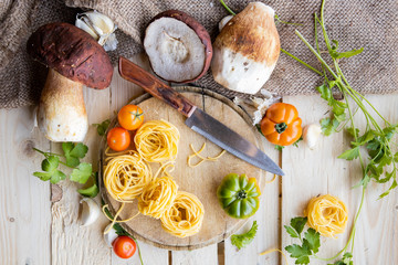 Harvested wild boletus mushrooms on wooden background
boletus for Tagliatelle with boletus, garlic, parsley and bacon sauce
pasta tagliatelle with boletus mushrooms. selective focus