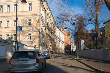 Fototapeta na wymiar MOSCOW, RUSSIA - FEBRUARY 22, 2020: View of Starosadsky Lane on a winter day. District of Ivanovo Hill