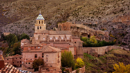 Fototapeta premium Landscape of Albarracin with its typical reddish houses, Teruel 