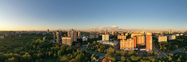 Obraz premium urban landscapes with houses and parks at sunset filmed from a drone