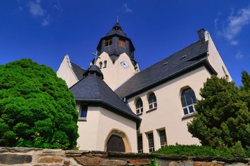 Fototapeta na wymiar Sankt-Trinitatis-Kirche in Wiesa im Erzgebirge
