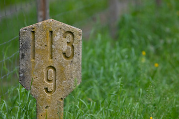 Hito de piedra con el número 113 9 en 