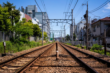 まっすぐに伸びる線路と夏の空