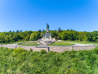 Luftbilder vom Niederwalddenkmal in R&uuml;desheim am Rhein. Zu den F&uuml;&szlig;en der Germania auf dem Niederwalddenkmal erstreckt sich der Rheingau. Dabei handelt es sich um das bekannteste Weinanbaugebiet.