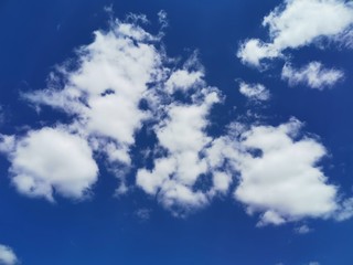 Nubes y cielo azul