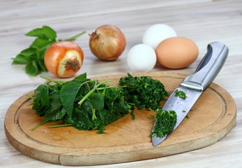 Aegopodium podagraria, also the ground elder  or herb gerard, bishop weed, gout weed. Uses as food and medicine. Very good for healthy joints and knuckles.