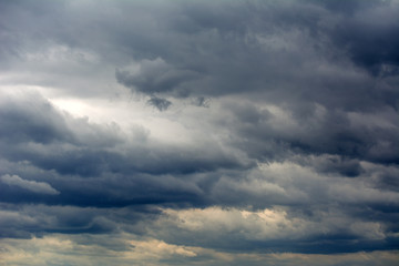 Obraz premium Dark clouds before heavy rain storm. Big black relief thunderstorm heavens background.